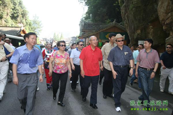 張家界市委書記胡伯?。ㄗ笠唬┡阃瑖顸h主席吳伯雄(正中)前往梯瑪神歌劇場
